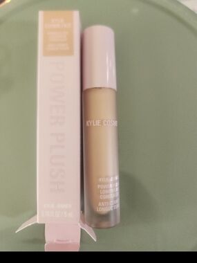 Brand NEW Kylie Cosmetics Powder Plush Concealer